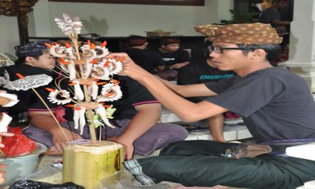 Lomba Ngelawar dan Sate Renteng