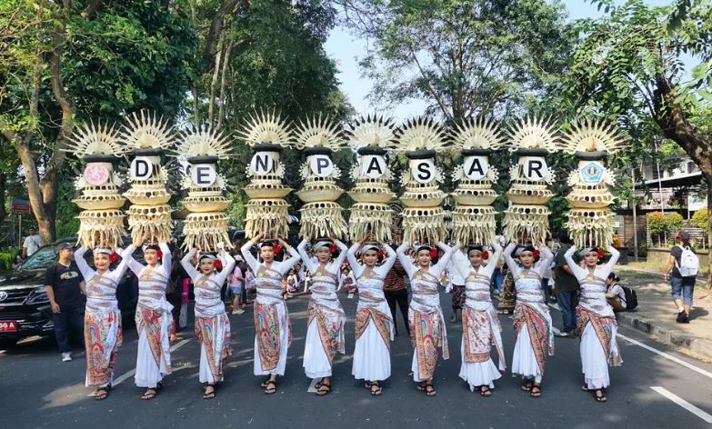 Penampilan dari Duta Kota Denpasar dalam pembukaan dan pelepasan Peed Aya (Pawai) Pesta Kesenian Bal