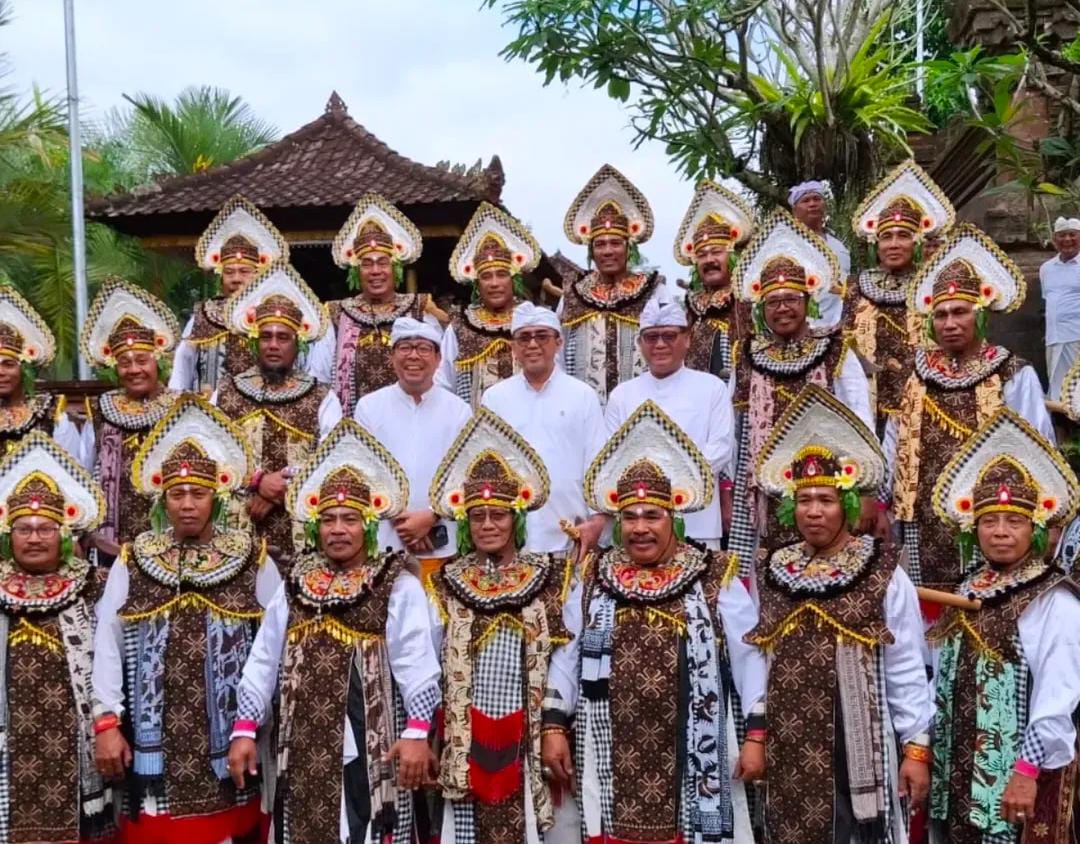 Bhakti Penganyar Kota Denpasar di Pura Mandhara Giri Semeru Agung